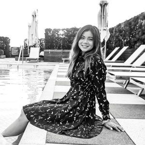 Nice to meet you~ I'm your posher, Emi!💫